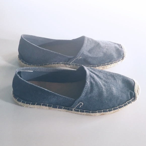 ❌❌SOLD‼️❌❌ Old Navy Slip On Chambray Blue Espadrilles - Size 9 - Picture 2 of 3